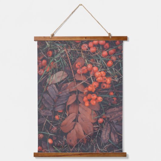11月:赤い果実と茶色の紅葉 吊り下げ型タペストリー (正面)