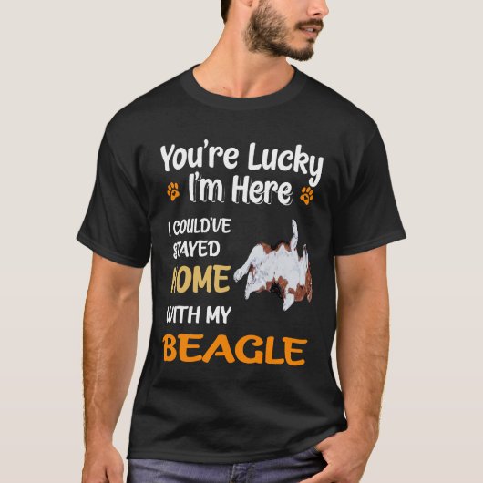 114 私は私のビーグル犬と一緒に幸運な家にいます Tシャツ (正面)