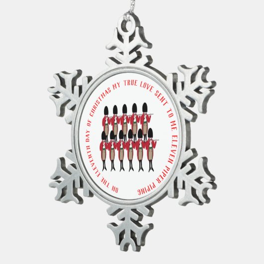 12日のクリスマス11のパイパーの配管 スノーフレークピューターオーナメント (右)