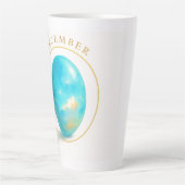 🔹12月の誕生石魔法 – ブルートパーズクリスタル カフェラテマグ (正面)