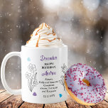 12月ホリー&ナルキッサス誕生日記念 コーヒーマグカップ<br><div class="desc">12月は実際に2つの花と3つの宝石が誕生日のお祝いに今月持っている：花 – ホリーとナルキッス；宝石 – タンザナイト、ジルコンとターコイズ。このデザインは全てを備えている。このデザインは、白、黒、宝石の色の詳細を備えている。私たちは、受信者の名前、月の花や宝石の記述子、受信者の誕生日と一緒に「ハッピーバースデー」挨拶と組んだ。他の月のデザインを使用した製品は、別売り当店で利用可能。</div>