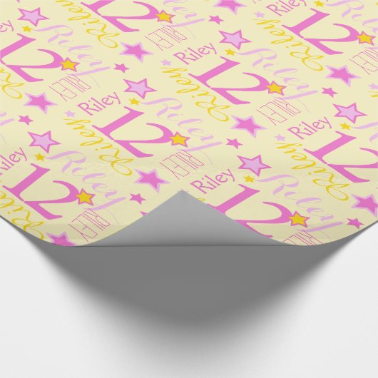 12歳の誕生日スター名前をカスタムするイエローピンク ラッピングペーパー (角)