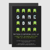 12歳の誕生日パーティーでグリーンゲームを楽しむ マグネット招待状 (正面/裏面)