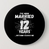 12結婚した年12おもしろい周年 缶バッジ (正面)