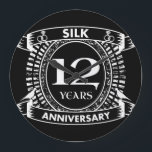 12結婚周年絹 ラージ壁時計<br><div class="desc">12周年結婚は絹の贈り物伝統的である。このクレストスタイルデザインは、カップルの12年祝の結婚のためのロマンチックなデザインである。このもしデザインの救済下に連絡頼カスタマイズ、彼らはこの文字の下にあるデザイナーのボタンです。</div>