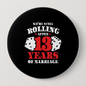 13おもしろい周年記念結婚したカップル 缶バッジ (正面)