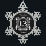 13周年記念結婚レース スノーフレークピューターオーナメント<br><div class="desc">お前の13周年結婚はギフトがレース伝統的である。このクレストスタイルデザインは、カップルの13年祝の結婚のためのロマンチックなデザインである。このもしデザインの救済下に連絡頼カスタマイズ、彼らはこの文字の下にあるデザイナーのボタンです。</div>