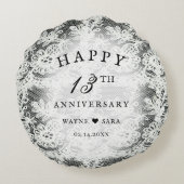 13回目のブラック＆ホワイトレースの結婚記念日 ラウンドクッション (裏面)