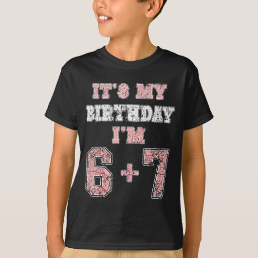 13歳の誕生日おめでとう 6 7 ティーンのユーモア Tシャツ (正面)