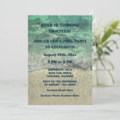 13歳の誕生日プールパーティー サンディビーチ 水 アブストラクト クール 招待状 (スタンド正面)