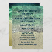 13歳の誕生日プールパーティー サンディビーチ 水 アブストラクト クール 招待状 (正面/裏面)