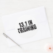 13.1トレーニング中ハーフマラソンランナー割れたガラス ラウンドシール (封筒)