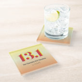 13.1ハーフマラソランニングンの黄はっきりした赤文字 ガラスコースター (アングル)