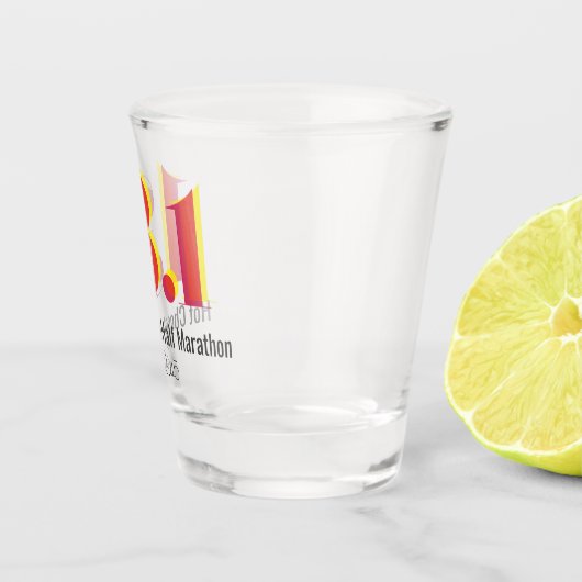 13.1ハーフマラソランニングンの黄はっきりした赤文字 ショットグラス (右)