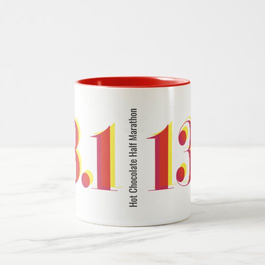 13.1ハーフマラソランニングンの黄はっきりした赤文字 ツートーンマグカップ (中央)