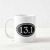 13.1半分のマラソンの黒の楕円形 コーヒーマグカップ (左)