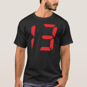 13 13の赤の目覚し時計のデジタル数 Tシャツ