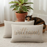 13x21 農村風カスタム結婚式用ウエストサポート枕 ランバークッション<br><div class="desc">ナチュラルな風合いの、世界に一つだけの結婚祝い用枕。 ハートでつながれた二人の名前の美しいカリグラフィーと、背景の繊細な筆記体による姓、さらに特別な日付が、この愛らしい装飾品にまとめられています。 サンプルとして表示されている名前の「Jessica」と「Michael」や、姓の「Williams」、日付を、カップルにとって特別な名前や日付に置き換えて、簡単にそして素早く、世界に一つだけの特別なギフトにすることができます。 この美しいオーダーメイドの枕で、カップルの愛を祝いましょう。 自然なベージュの色合いと黒のテキストは、エレガントでニュートラルな組み合わせで、スタイリッシュで、装飾的で、家のインテリアに簡単にマッチします。 婚約、結婚、結婚記念日のギフトアイデアとしてだけでなく、カップルへの素敵な新築祝いのギフトにも最適です。</div>