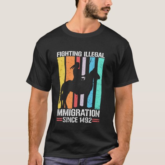 1492年以来の移民との戦い レトロネイティブアメリカン Tシャツ (正面)