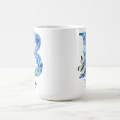 15オンスの青い花柄モノグラム入りコーヒーマグ コーヒーマグカップ (中央)