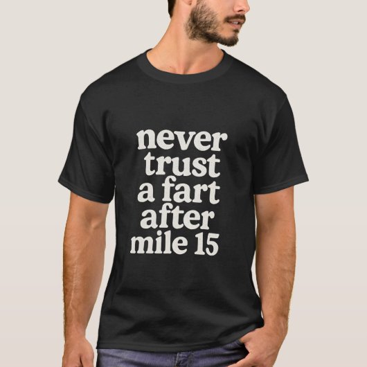 15マイル以降のオナラは信用するな Tシャツ (正面)