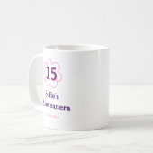 15歳のクィンセañera お誕生日おめでとう ピンク 紫の日付 コーヒーマグカップ (正面左)