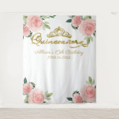 15歳の誕生日 金箔のティアラ ピンクの花の背景 タペストリー (正面)