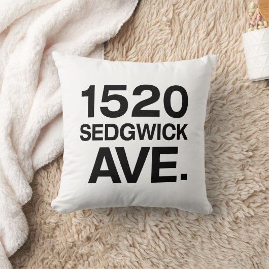 1520 SEDGWICK AVE。 クッション (ブランケット)