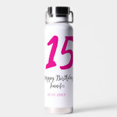 15th誕生日quienenera追加の日付の年ピンクのテンプレート ウォーターボトル (背面)