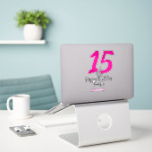 15th誕生日quienenera追加の日付の年ピンクのテンプレート シール (デスク上のノートパソコン)