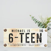 16モダン番目の誕生日BOY車のライセンスプレートラスティ 招待状 (スタンド正面)