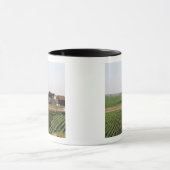 16世紀のクロ·ド·ボージョ修道院と マグカップ (中央)