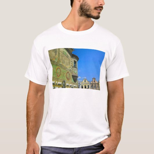 16世紀ルネサンス様式の家々に囲まれた旧市街広場 Tシャツ (正面)