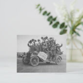 16人の男性1犬と車 – ヴィンテージ ポストカード (スタンド正面)