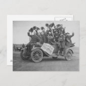 16人の男性1犬と車 – ヴィンテージ ポストカード (正面/裏面)