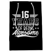16年目の誕生日素晴らしワードアート ミディアムペーパーバッグ (正面)