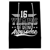 16年目の誕生日素晴らしワードアート ミディアムペーパーバッグ (裏面)