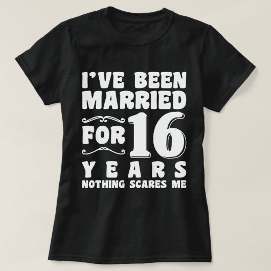 16年間の結婚生活を経た今、どんな困難も怖くない 結婚式 ジョーク Tシャツ (デザイン正面)