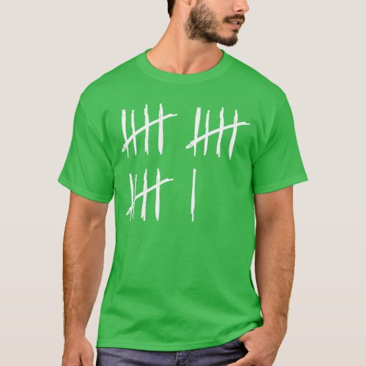 16歳になりました 16歳の誕生日を迎えたおもしろマーク Tシャツ (正面)