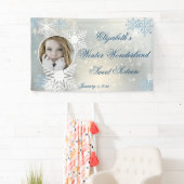 16歳の誕生日に最適な冬のワンダーランドバナー。 銀青色の背景に大きな雪の結晶が、お気に入りの写真を 横断幕 (インサイチュ)