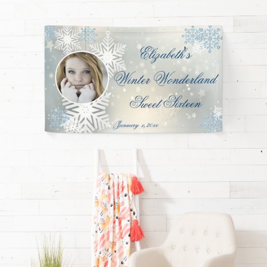 16歳の誕生日に最適な冬のワンダーランドバナー。 銀青色の背景に大きな雪の結晶が、お気に入りの写真を 横断幕 (インサイチュ)