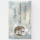 16歳の誕生日に最適な冬のワンダーランドバナー。 銀青色の背景に大きな雪の結晶が、お気に入りの写真を 横断幕 (縦)