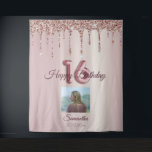16歳の誕生日パーティーローズゴールドバルーングリッター タペストリー<br><div class="desc">このモダンなバーガンディピンクのデザインをメタリックなグラデーションバックに設定して、パーティーをスタートさせましょう。豪華なグリッターがエッジを飾り、16歳という節目を祝うための偽のホイルバルーンタイプをあしらっています。お好みの写真と個人情報に簡単に変更できます。</div>