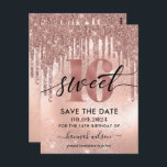 16歳の誕生日パーティー ローズゴールド Save The Date ポストカード<br><div class="desc">モダンなスイート16の誕生日パーティーのSave The Dateのポストカード。デザインは、ローズゴールドの疑似グリッターとホイルの背景に、きらきらとしたグリッターのドロップと、 'スイート16'というタイポグラフィのスクリプトが特徴です。 日付と名前をパーソナライズできます。</div>