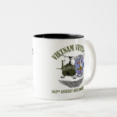 162nd翼およびUH-1ヘリコプターとのAHC ツートーンマグカップ (正面右)