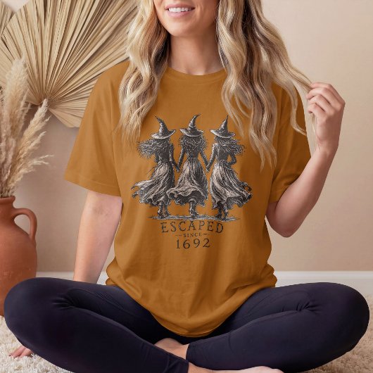 1692年から逃げ続ける魔女 Tシャツ