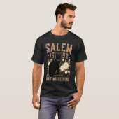 1692年 逃したのは1枚だけセーラムの魔女裁判 黒 Tシャツ (正面フル)