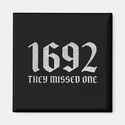 1692年、1人見逃した面白いハロウィンの魔女のブラックジョーク マグネット (正面)