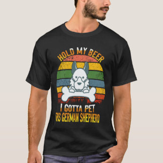 16 ビール置いて ドイツ牧羊犬を撫でさせて Tシャツ