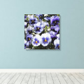 16"x16"パープルパンジー キャンバスプリント (インサイチュ (ウッドフロア))